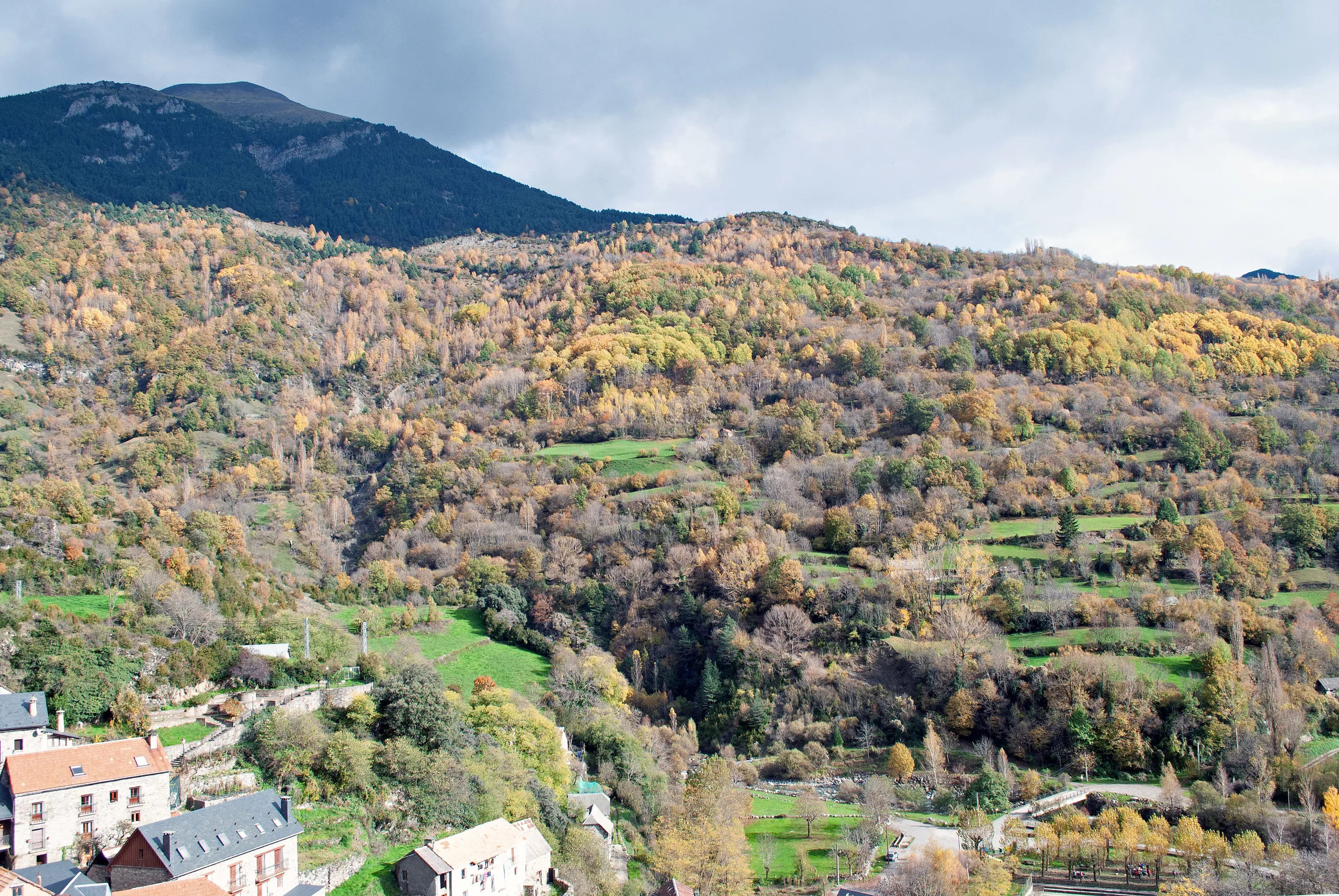 El pueblo visto desde arriba, con sus tejados de losa y el valle detrás